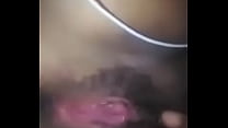Красотуля мастурбирует заросшую лобковыми волосами дырку на кровати